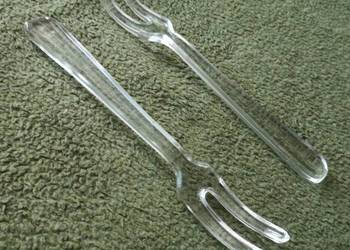 Dwa duże szklane widelce do sałaty 21,5 cm, PRL, Vintage.