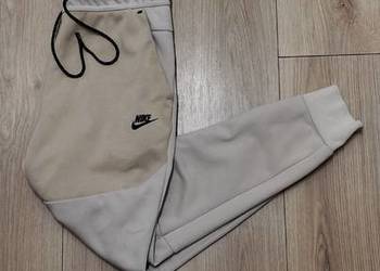 Beżowe spodnie dresowe Nike Tech Fleece
