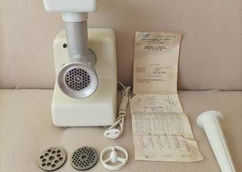 Stara zabytkowa maszynka do mielenia mięsa Predom Zelmer typ 86 z PRL-u