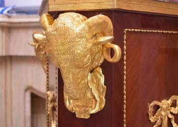 Królewska Trójkątna Szafa Komoda Blat Marmur - Okuta Brązem Głowy Baranów