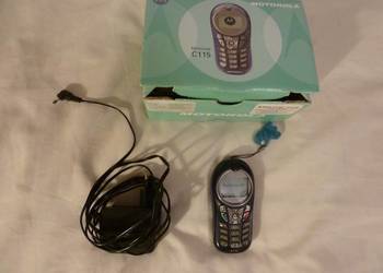Zabytkowy telefon komórkowy Motorola C115 z ładowarką