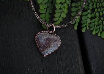 Miedziany wisiorek z agatem indonezyjskim; serce