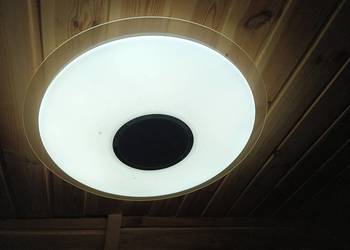 Lampa z pilotem i głosnikiem bluetooth