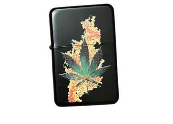 Czarna Zapalniczka Benzynowa z Listkiem Marihuany w Płomieniach Atomic