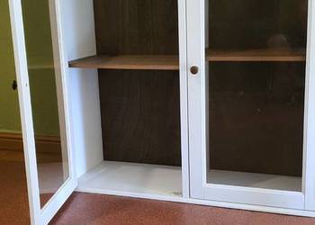 szafka witrynowa z półkami