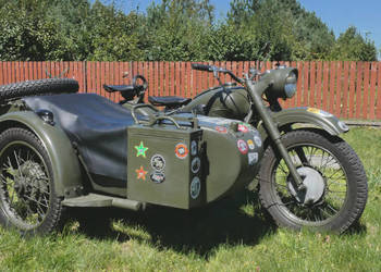 Motocykl Ural M-62 z 1964 r z wózkiem bocznym.
