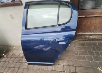 DRZWI LEWY TYŁ TOYOTA YARIS 1 8K8