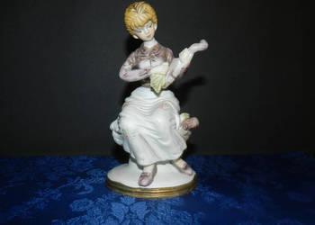 Figurka porcelanowa dziewczynki