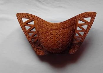 Ozdobne huculskie naczynie drewniane, kunsztowne snycerskie zdobienia.