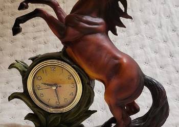 Zegar z figurką konia , wykonany z żywicy - 30 cm
