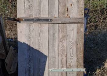 Drzwi do budowy z zawiasami drewniane