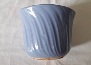 Błękitna ceramiczna doniczka ozdobnie żłobiona - glazurowana *