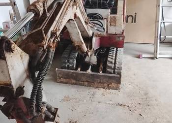 Minikoparka takeuchi silnik trzycylindrowy.