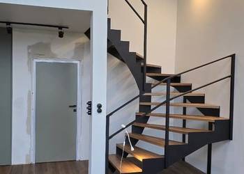 Schody wewnętrzne metalowe drewniane Loft