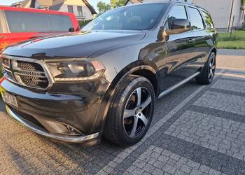 Czarny dodge