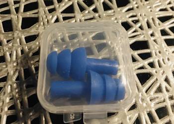 Stopery do uszu silikonowe w pudełku.