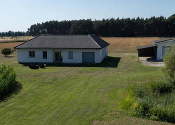 Dom parterowy 235 m2, 2 garaże, działka 2.500m2