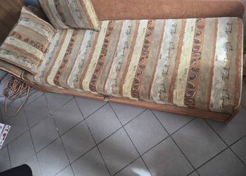 Rozkładana sofa z pojemnikiem na pościel