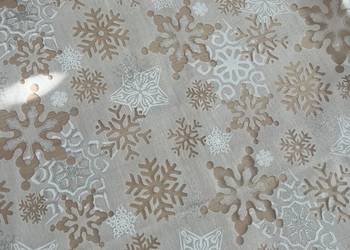 Obrus biały elegancki z przezroczystym wzorem śnieżynek i srebrnymi akcenta