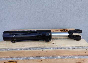 John Deere 3200 {Cylinder hydrauliczny poziomowania łyżki}