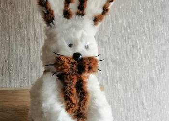 Zajączek wielkanocny biały. Dekoracja świąteczna. Stroik wielkanocny.