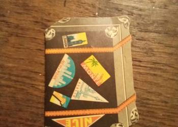 Stary zestaw do szycia. DDR w kształcie walizki