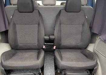 Peugeot 5008 fotele przednie z podłokietnikami.