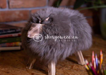 Krzesło, baranek dekoracyjny szaro brązowy taupe