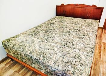 Stylowe łóżko ludwikowskie 140x200 z materacem – eleganckie, zadbane