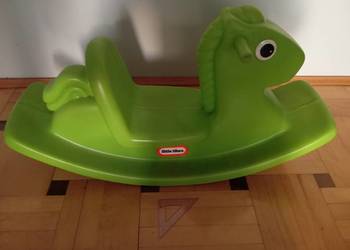 Plastikowy koń na biegunach