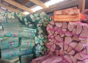 Drewno opałowe sezonowane, gotowe do palenia.