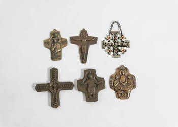 Zestaw 6 starannie wykonanych krzyży i plakietek z brązu/mosiądzu – Vintage