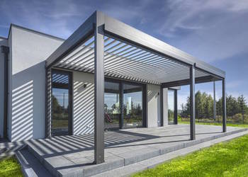 Pergola z dachem lamelowym