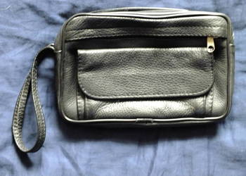 Sprzedam czarną skórzaną saszetkę mojego dziadka używana ale bardzo zadbana