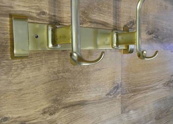 Metalowy podwójny wieszak ścienny ubraniowy na ścianę kolor złoty