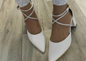 (42) Białe, ślubne bogato zdobione czółenka wieczorowe z zapięciem, NOWE