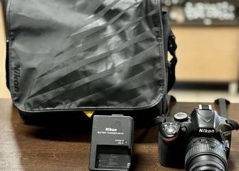 Lustrzanka Nikon D3200 + obiektyw 18-55 mm + Akcesoria (Przebieg: 16325)