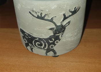 Betonowa świąteczna osłonka,  doniczka z reniferem