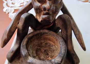 Rzeźbiona popielniczka z drewna tekowego