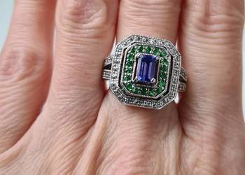 Srebrny pierścionek z tanzanitem, tsavorytami i białymi topazami