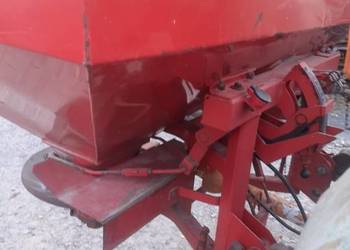 Rozsiewacz do nawozów hydraulicznie otwierany