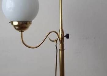 Mosiężna lampa podłogowa z ruchomym ramieniem - klosz kula