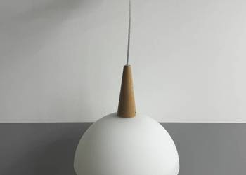 Lampa sufitowa z szklanym białym kloszem, skandynawska, drewno