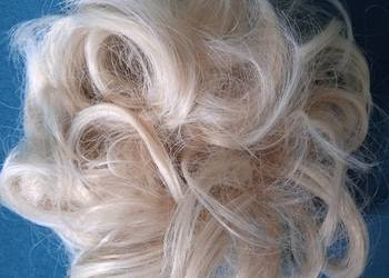 PRZYPINANY, SKRĘCONY KOK - jasny blond