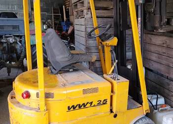 Wózek widłowy elektryczny.