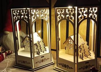 Drewniany lampion LED z domkiem i reniferem