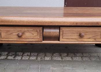 Ława dębowa z szufladami i grubym blatem.