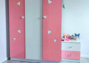 Lakierowana szafa i nakastlik