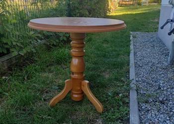 Piękny drewniany stolik okrągły – styl klasyczny, toczona noga 61 cm