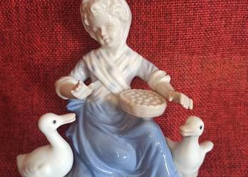 Figurka dziewczynki z 2 kaczuszkami. Figurka dziewczynki z 2 kaczuszkami.